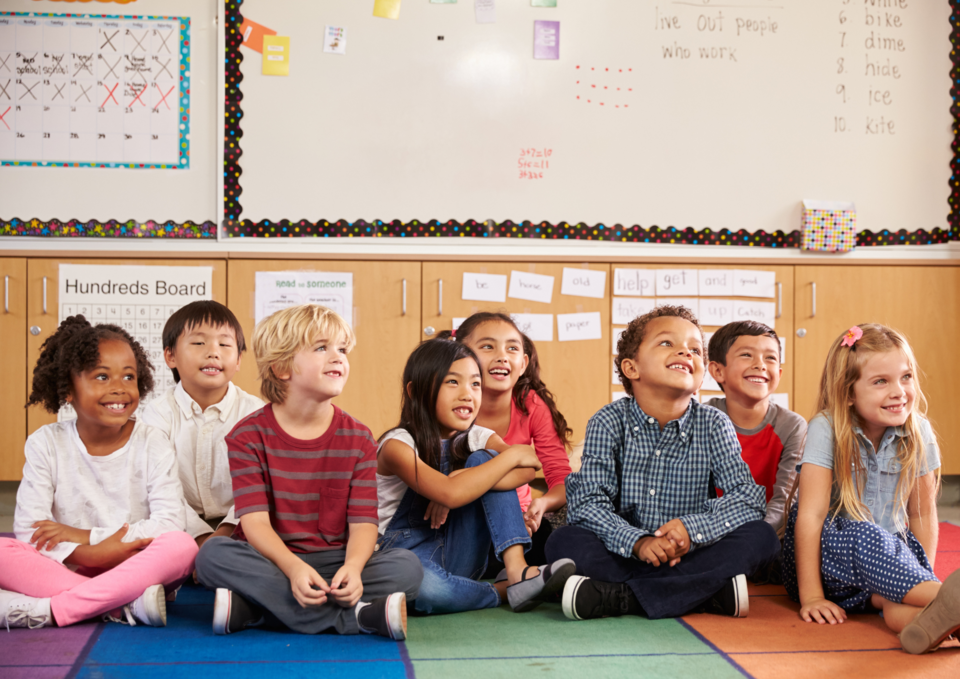 Kinder in einer Grundschule sitzen im Klassenraum